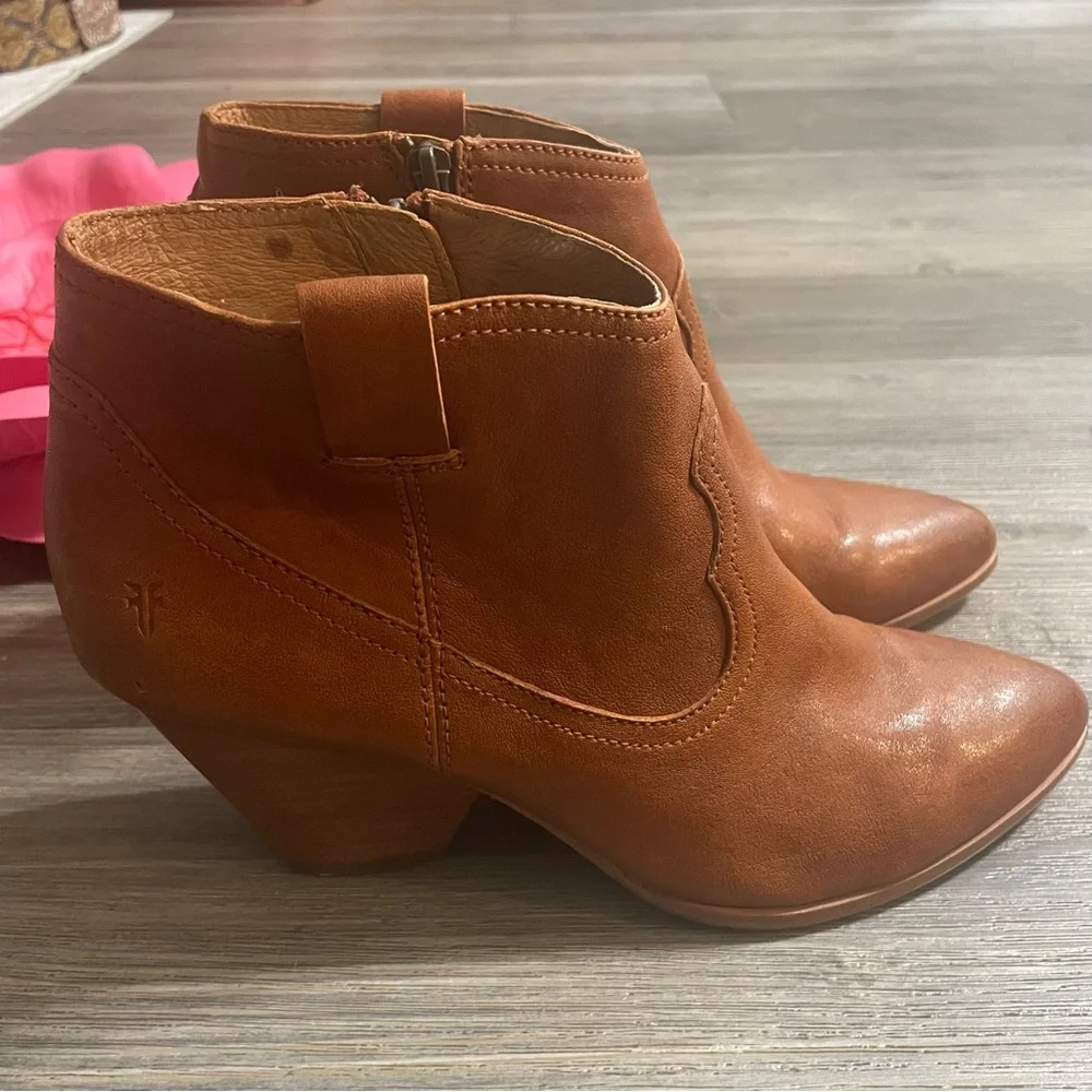 FRYE‎ Women's Sz 9.5M Reina Cognac Leather Western Ankle Bootie Festival Concert